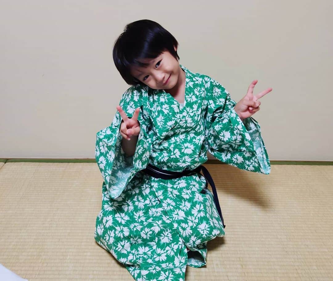 清野紗耶香さんのインスタグラム写真 - (清野紗耶香Instagram)「可愛いイッヌが更にかわいい表情で一緒に撮ってくれた🐕♡💓♡  2、4枚目は伊豆🌊 . . .  #まめちょびん #5歳男の子 #年長さん #ikumama  #ig_kids #kids_japan  #こどもと暮らす #子育てぐらむ #コドモダカラ #キズナ #ママリ#hugkum #コドモノ #mamanokoカメラ部 #男の子のママ #ママライフカメラ #FQキッズフォト . こーた5歳(年長)、男の子 洋服のサイズ110から120 靴のサイズ18,5cm です☆ご縁がありますように🌷  @greenlabelrelaxing_kids #グリーンレーベルキッズモデル募集 @happily_photo_studio」11月2日 13時15分 - seino_sayaka