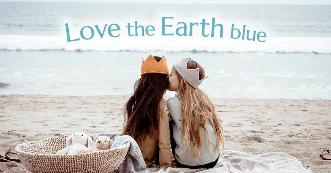 吉川ひなのさんのインスタグラム写真 - (吉川ひなのInstagram)「わたしが小さく立ち上げたLove the Earthというブランドの名前が、今日からLove the Earth blueに変わります。子どもを持って初めて自分がいなくなった後の世界を想像して、今地球上に起こっている環境問題に取り組み、少しでも地球の未来に貢献できたらという思いで約3年前にこのブランドを立ち上げました。 新たにつけたblueには、わたしたちが暮らす唯一の星である地球、年々汚れていってしまっている海をいつまでも青く輝かせたいという願いが込められています。  環境問題のことは調べれば調べるほどその深刻さを知り、地球のためにも子どもたちの未来のためにも自分にできることをもっとしていきたいと日々勉強しています。 個人的な取り組みとしては、わたしはお肉を食べることをやめました。  Love the Earth blueはオーガニックコットンを使うことがポリシーですが、そこには、農薬を使わずにコットンを育てることで地球の土を元気にしていきたい、ファームで働く方々への農薬による被害をなくしたい、そして、農薬を使わず頑張ってくれているファームを応援したいという思いでオーガニックコットンを使っています。  地球の未来はわたしたちおとなの一つ一つのチョイスで変わっていくから、Love the Earth blueを通してこの小さな輪を広げていけたらいいなと思っています。  hp上でいま取り扱っている商品はLove the Earthのものになるのですが、Love the Earth blueの商品も少しずつ作っているので、入荷のときはまたお知らせさせてください😊  みなさまこれからも、Love the Earth blueをよろしくお願いいたします🌈  @love__the__earth  ひなの」11月2日 13時22分 - hinanoyoshikawa