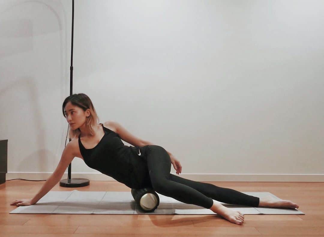 宮本沙恵のインスタグラム：「TRIGGERPOINTで筋膜ストレッチ🧘‍♀️ . 運動嫌いだけどストレッチなら続けられる♡ 浮腫も取れるしねっ😊 無理せず時間のあるときに、すっごく気持ちいいよ〜✨ . #ストレッチ#フォームローラー」