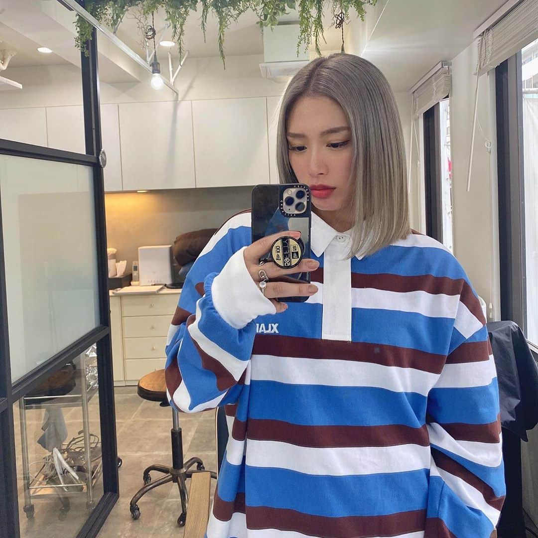 acaneのインスタグラム：「・ new color 🧏🏼‍♀️🧏🏼‍♀️🧏🏼‍♀️  カラーしてかわいい、 落ちてもかわいい、 そしてサラサラ。神なん？← ハイトーンにして毛先に関しては 4回はブリーチしてんのよ。笑  でもぜえええったいバサバサになりたくないけん 家でのヘアケアもやけど 2週間に1回は水素トリートメント行ってます。  まじでリジェンラボのおかけで 髪質変わったなあ〜 剛さんありがとうございます！  @regen_lab_ @5matsumoto  「acaneのインスタ見た」で 全メニュー20%offになるので みんな髪質変えてもらってね！💇🏻‍♀️」