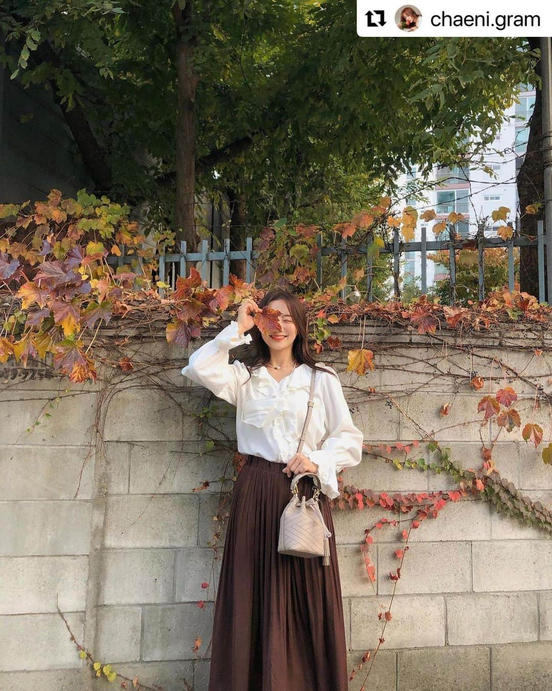 DAKS Koreaさんのインスタグラム写真 - (DAKS KoreaInstagram)「#Repost @chaeni.gram with @make_repost ・・・ 알록달록 예쁜 가을🍂🍁♥ 엄마랑 걷다가 한컷 남겨보았댜🤤 #닥스가방 #닥스칼라일  _ #DCBA0F731I2 _ #닥스 #닥스코리아 #닥스악세서리 #닥스액세서리 #DAKS #DAKSACCESSORIES #Lfmall  #크로스백 #여자가방 #닥스가방 #여성크로스백 #가방선물 #버킷백 #가방추천 #미니백 #토트백 #대학생선물추천 #선물추천 #데일리룩 #ootd #accessories #daily #fashion #오오티디 #여자선물추천 #핸드백」11月2日 13時24分 - dakskorea_accessories