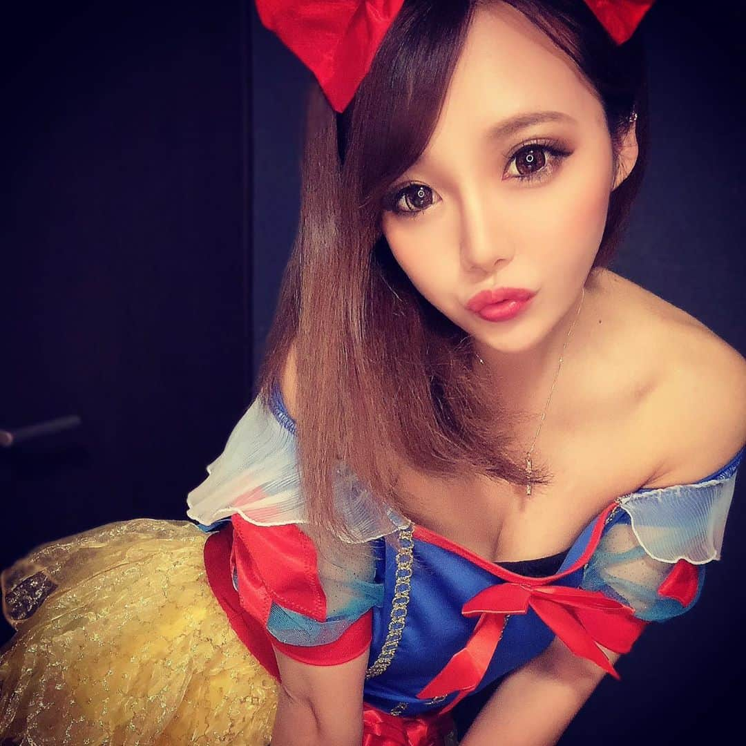 COCOさんのインスタグラム写真 - (COCOInstagram)「ハロウィン🎃前夜祭 小悪魔😈白雪姫だっお💖💖💖  #いいね返し #おうち時間 #ころなにまけるな #selfie #カジュアル #ギャル  #ライバー #17ライブ　#イチナナ　#キャバクラ　#なちゅらるめいく　#ギャル  #リングライト　#ステイホーム　#インスタ映え　#ライブ配信　#17認証ライバー　#配信者 #ふぉろーみー #ゲーム女子 #follorme #follorback #code #サイバージャパン #cyberjapan #お洒落さんと繋がりたい　#ハロウィンコスプレ #ハロウィン」11月2日 13時29分 - ru.xx08