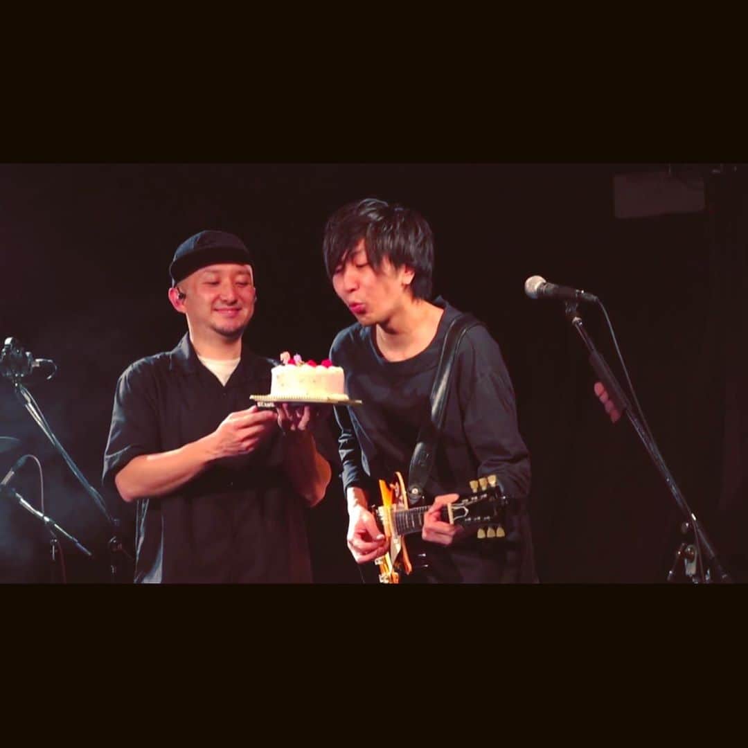 大岡源一郎のインスタグラム：「ミッちゃん誕生日おめでとう〜 配信ライブ観てくれたあなた！ ありがとうございました〜 セトリです！ . ↓ . ーーーーー . 2020年11月1日(日) 下北沢CLUB Que . 「LOST IN TIME oneman 三井律郎Selection」 . 1.昨日の事 2.スピンオフ 3.はじまり 4.声（ピアノver） 5.物語の終わりに 6.小さな隣人 7.所在なき歌 8.Synthese 9.トライアングル 10.No caster 11.26 12.全ての贈り物 . EN1.羽化 EN2.ハローイエロー . WEN.鼓動 . ーーーーー . #次回はわたくしの誕生日12月20日にハスキングビー先輩をお迎えしての2マンライブを新代田のFEVERから配信します！ #絶対ぇ観てくれよな！ #40歳って… #GoPro付けたらヘッド重い #ナイスキャプチャ〜 #調子乗り顔ごめんなさい #あれ？俺前歯無かったっけ…？」