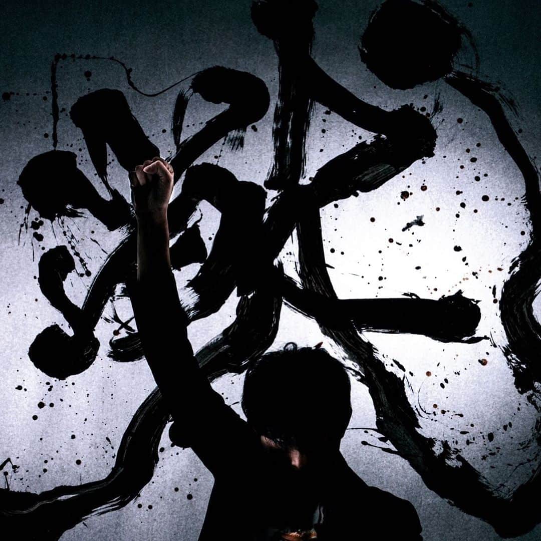 伊藤陽佑のインスタグラム：「#戦う役者100人展   戦、の文字を背負うこと」