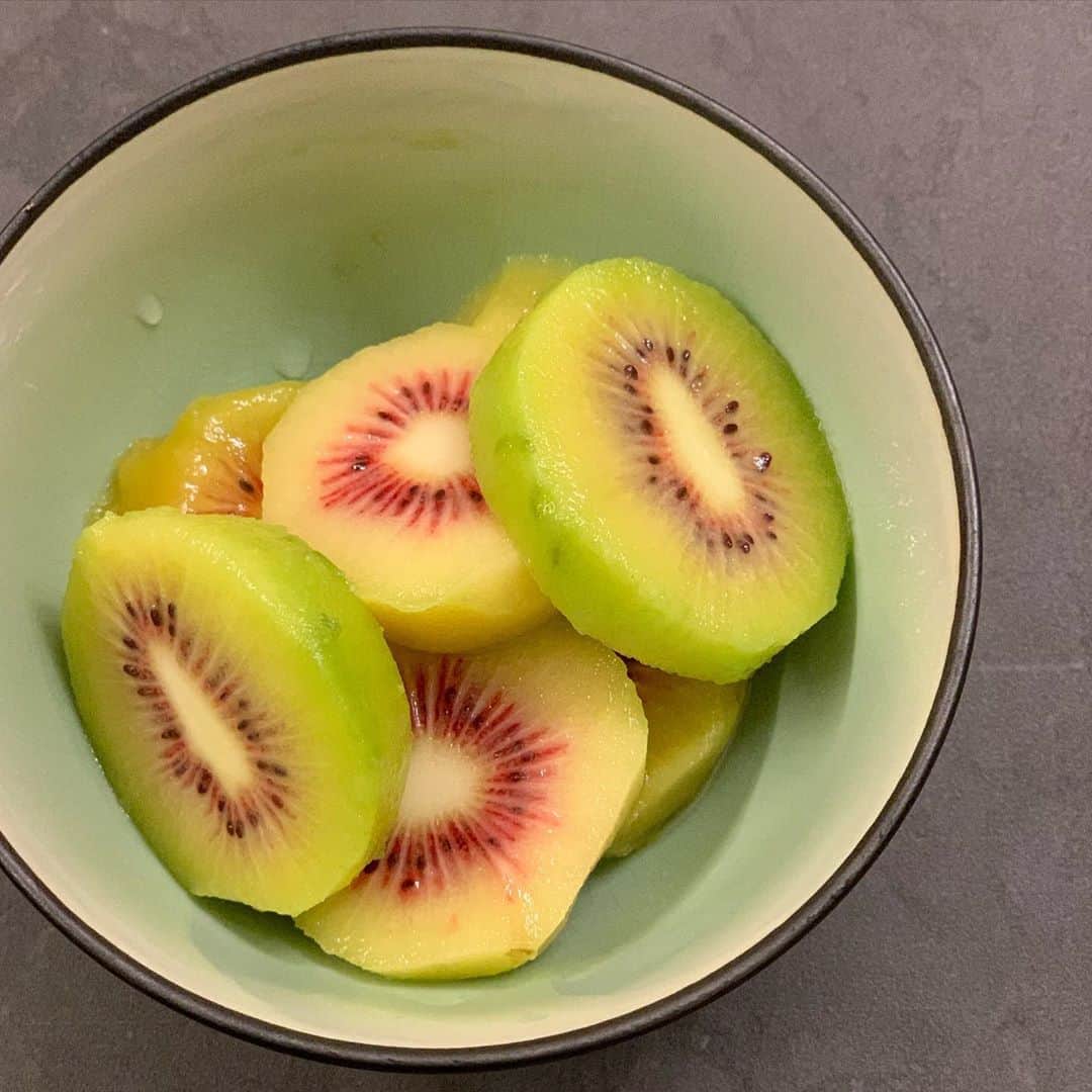 DOMINIQUE ANSEL BAKERYさんのインスタグラム写真 - (DOMINIQUE ANSEL BAKERYInstagram)「Trying red-hearted kiwis for the first time. If you have them ripe enough, the center is almost strawberry flavored.」11月3日 0時26分 - dominiqueansel