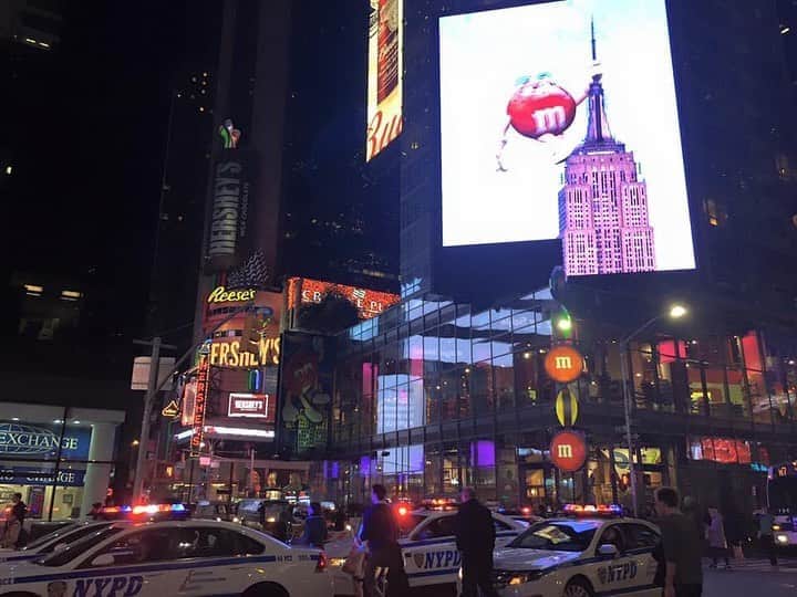 のインスタグラム：「ちょうど5年前の10月28日、僕はNYへ旅立ちました。  当時付き合ってた彼女と泣きながらバイバイしたなー。  13時間揺られて着いたNYの夜景が物凄く綺麗でめちゃくちゃ感動したよ。NYは外でタバコ吸ったらダメとか色々言われてたのに着いた瞬間から街中でタバコどころかそれ以上の物を吸ってる人達が居てびっくりしたよな。  英語もろくに喋れないけど空港からなんとかマンハッタンまで辿り着いたけど、どこに行ったら良いか分からなくて途方に暮れてた。  NYはちょうどハロウィンの時期で街中も飾りつけが凄くて空から見た以上に綺麗だった。  最初の2日は以前所属してたバンドの事務をやってた子が先にNYに行ってたからとりあえず泊まらせてもらってそこからコンドミニアムみたいなとこに移動してとりあえず部屋探し。craigslistで見つけた物件を見に行ったら映画で見るようなそれはとてもとても危険なエリアの団地で、これはマジでやばいかもってなった。そこの部屋の住人に言われた事は部屋で1人でドラッグはやるな、やるなら居間でやれだった。理由はオーバードーズしてもすぐ誰かが発見できるから。とりあえず丁重にお断りしてキョロキョロしてると危ないから堂々と歩いて帰ったっけ。すぐ大通りに出たけど笑。  その夜連絡を取っていたNYのバンドのメンバーに初めて会った。ちょうどハロウィンパーティーだから来いよってなって。彼らは初めて会う日本人にとても優しく接してくれた。心細かったから泣きそうになったよ。夜なのにアパートの中庭で普通にライブやってたのがウケたけど笑。  てな感じでNY生活が始まったんだ。  #NY #MYKINDOFFIRE」