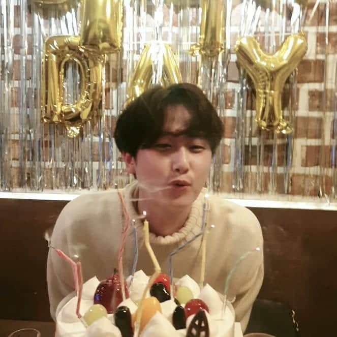 ホ・ヨンセンのインスタグラム：「Happy birthday to me🥳  근데 초가 너무 많다ㅋㅋㅋㅋㅋ」