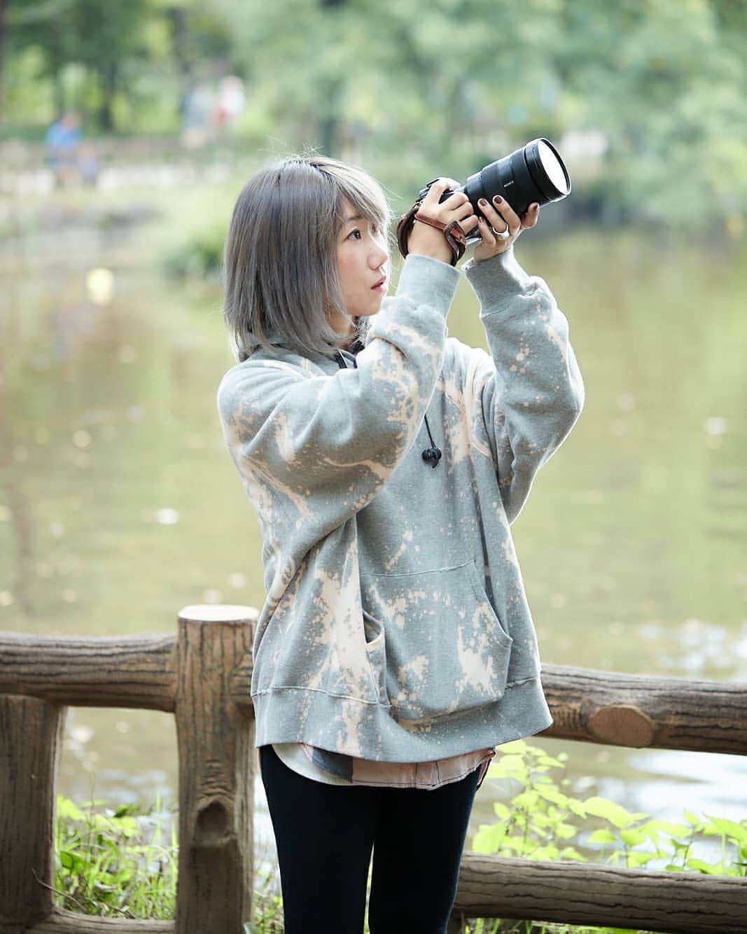 6151さんのインスタグラム写真 - (6151Instagram)「Specialist close-up｜Hanako No.1190  取材頂いた記事を掲載中です。 パーソナルにスポットを当てた 「Specialist close-up」にて フォトグラファーとして 活動を始めたきっかけや わたしをつくるモノコトについて おはなししています。  Hanako No.1190 12月号 @hanako_magazine よかったら、探してやってください。  写真は愛しの井の頭公園にて。 素敵に仕上げてくださって嬉しい☺️ ポケットに色々入ったままで でろっとしててイヤホンも 肩に掛けっぱなしの普段通りの 気取ってなさも込みで 見てもらえると嬉しいです。」11月2日 23時03分 - 6151