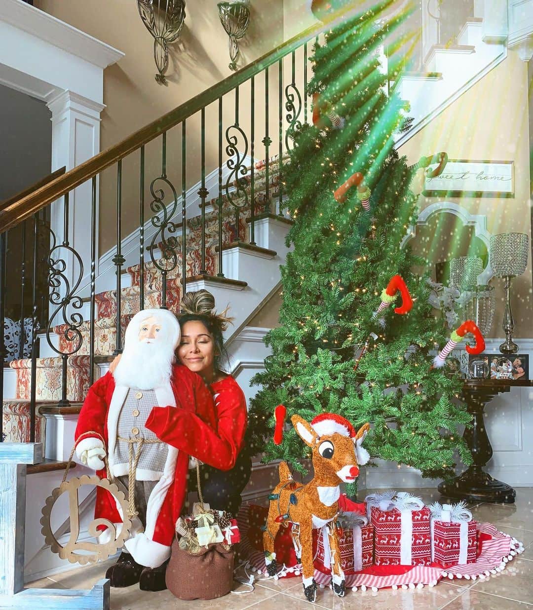 ニコール・ ポリッツィのインスタグラム：「FINALLY 🎅🏽🔥 🎁」