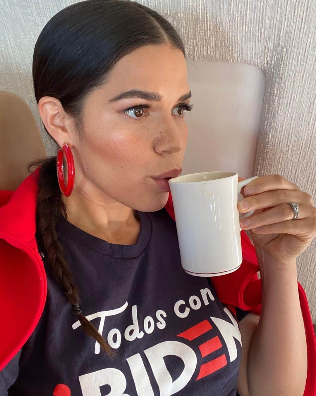 アメリカ・フェレーラさんのインスタグラム写真 - (アメリカ・フェレーラInstagram)「Would you like some coffee with your Democracy? Caffeinated and ready to Get the Bleepin’ Vote Out! Let’s do this y’all! 2 days till the end of voting and the start of whatever comes next. #todosconbiden #bidenharris2020 #2daysleft #vote」11月2日 23時04分 - americaferrera