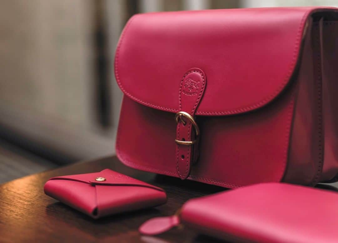イルビゾンテのインスタグラム：「Who said a basic piece has to be basically black? Brighten up your winter essentials with the intensity and vivacity of sumac, the most striking color from the #FW20 palette. ☆ #ilbisonte  #crossbodybag #leatherbag」
