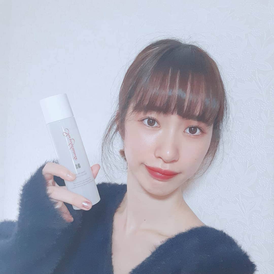 菅原京香のインスタグラム：「2020.11.02  今日紹介するのは、シンリボーテさんの 角質層に保湿成分を届ける道を作る化粧水と、保湿成分たっぷりの美容液が１つになった美容液化粧水です💄💋✨  年齢を重ねたお肌には、きちんと保湿成分がお肌の角質層に届くための土台作りが必要で、そこに保湿効果の高い成分を効率よく届ける。そんな効果を叶える、高機能ローションがまさにわたしが右手に持っているものです🙆‍♀️  超ハードワークでホルモンバランスを崩し、肌も危機的状況に陥ったシンリボーテの社長さんが自分の肌に耳を傾けながら開発に取り組んだ化粧品💄✨  お肌がモチモチになりましたよ～💫  でも全然ベタつかない！これが凄いなと思いました。  美容成分も沢山入っている最強の化粧水！  ご興味がある方は、是非使ってみてください🌟  #シンリーボーテ #ディープモイストセラムローション #化粧水 #美容液ローション #毛穴ケア #女性ホルモン #アンチエイジング #monipla #shinly_fan」