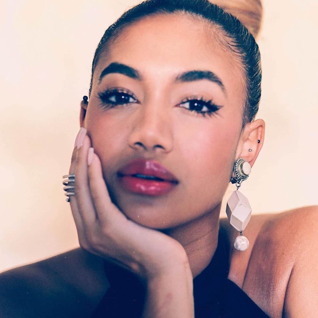 のインスタグラム：「Are you wondering who to vote for let us help you @joebiden #bidenharris2020 @withregram • @raytell_bridges Paige Hurd @thugginn wearing @alietteny @ladygreyjewelry and @ericksonbeamon for @schonmagazine  https://schonmagazine.com/interview-paige-hurd/  photography. @kam.del fashion. @raytell_bridges  hair. @monaeartistry @epiphanyagency make up. @rebeccarestrepo @traceymattinglyagency set design. @colinl_ photo assistant. Kwami Lee stylist assistant. Zach Lindsay set assistant. Klaudia Fraszczyk production assistant. Jesus Molina location. @wrythestudio words. @katie.s94   #styledbyraytellbridges」