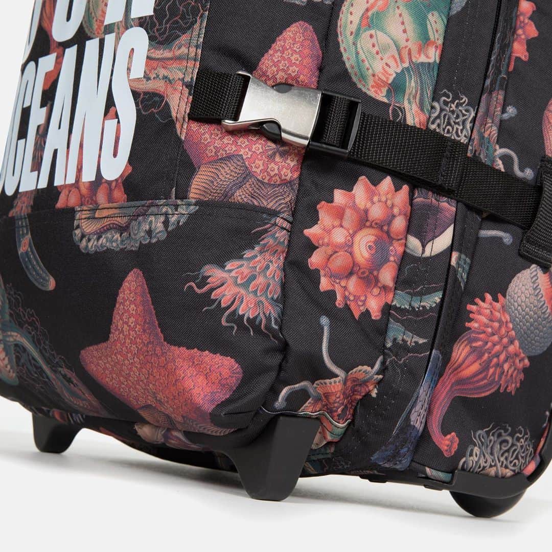 ヴィヴィアンウエストウッドさんのインスタグラム写真 - (ヴィヴィアンウエストウッドInstagram)「The Eastpak x Vivienne Westwood collaboration unites two conscious brands committed to creating responsibly-sourced designs. The five style collection is made using recycled PET to manufacture the main fabric, lining, webbing, bindings, wrapping bag, rope, and logos. Long-lasting zippers, threads, and hardware are featured for guaranteed quality and durability.⁠ ⁠ The limited-edition @EASTPAK X VIVIENNE WESTWOOD collaboration is now available in-store and online.⁠ ⁠ #EastpakxVivienneWestwood #SaveOurOceans」11月2日 23時10分 - viviennewestwood