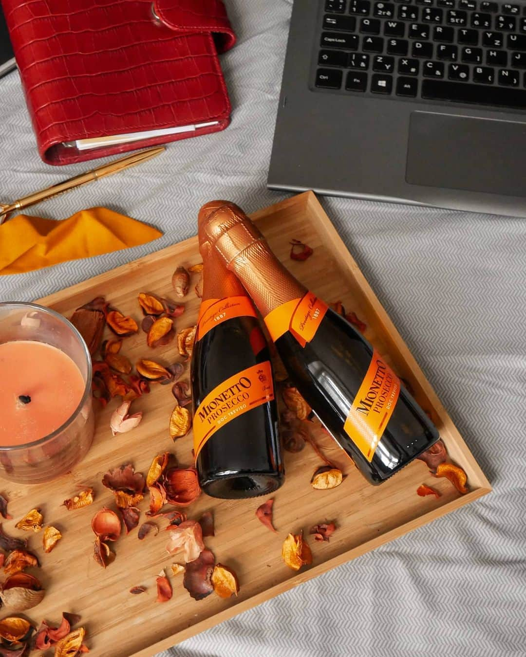 Mionetto Prosecco ČRのインスタグラム：「Přejeme Vám klidný začátek nového týdne🥂🍁 #mionetto #mionettoprosecco #homeoffice #podzim」