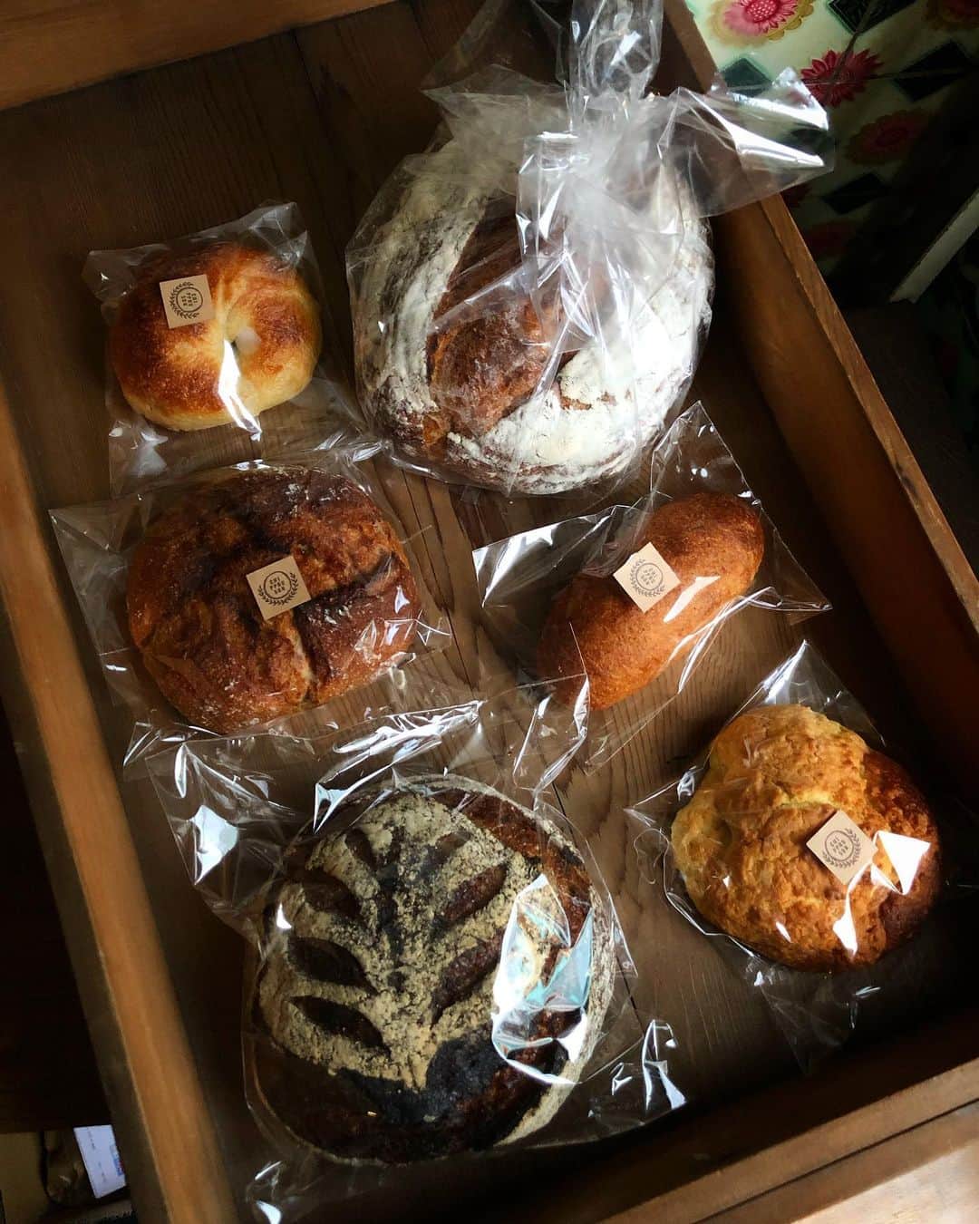 CHIPPRUSONのインスタグラム：「ご縁がありまして、11月17日（火）着で岡山のCOTANにパンを送ります。販売の詳細は、COTANのアカウントでご確認くださいね。ご予約などはお受けしないみたいです。  オーガニックの素材を扱うようになり、早くも15年？ぐらいになります。日々、いろんな素材を求めて、あちこちへ買い物へ行くのですが、そんな私が長年、最も行ってみたい小売店がCOTANです。店主のヒデくん、いつもエネルギッシュに動いていてひたすら尊敬です。おもしろい取り組みを続けるCOTAN、いつか必ず行こう♩体調整えてパン焼きたいと思いますので、岡山の皆さま、ぜひ17日はCOTANへ行ってくださいね。  販売予定メニュー  【 長期熟成ブレッド 】 一週間〜最大10日間かけて発酵、熟成させている口溶けのよいパンとなります。  カンパーニュ パン・コンプレ 塩パン ミルク・ローフ  @cotan_organic  @cotanhidee」