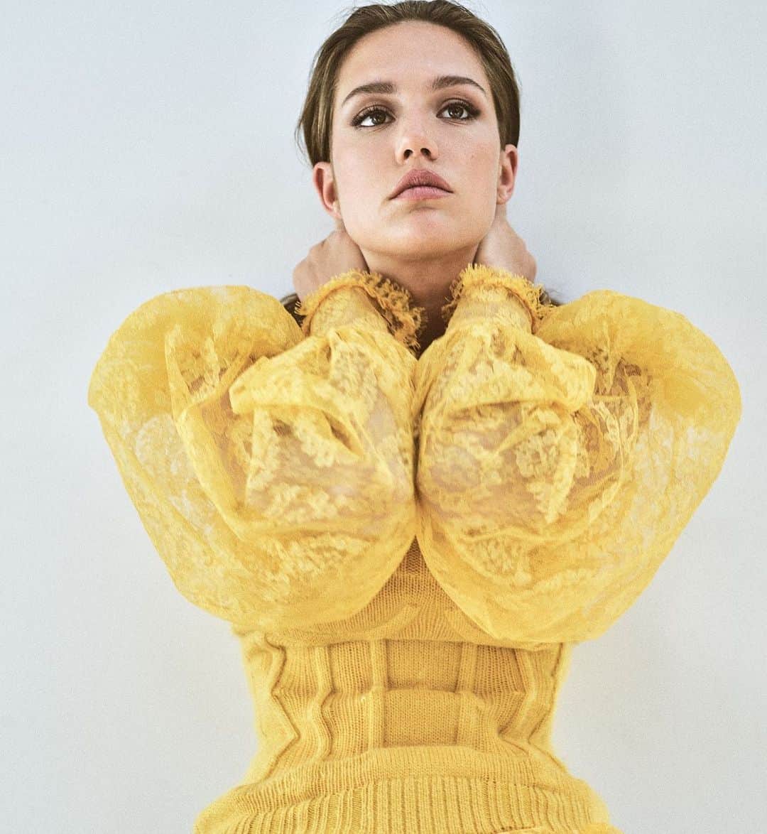 Fendiさんのインスタグラム写真 - (FendiInstagram)「An ode to the romantic allure of a modern woman: @adeleexarchopoulos looks fabulous wearing the #FendiFW20 pale-yellow lace dress. ​  Hair: @nabilharlow Make Up: @gregoris​ Manicure: @lea_chu_nails Stylist: @camilleseydoux ​ Photographer: @arnolamphoto」11月2日 23時15分 - fendi