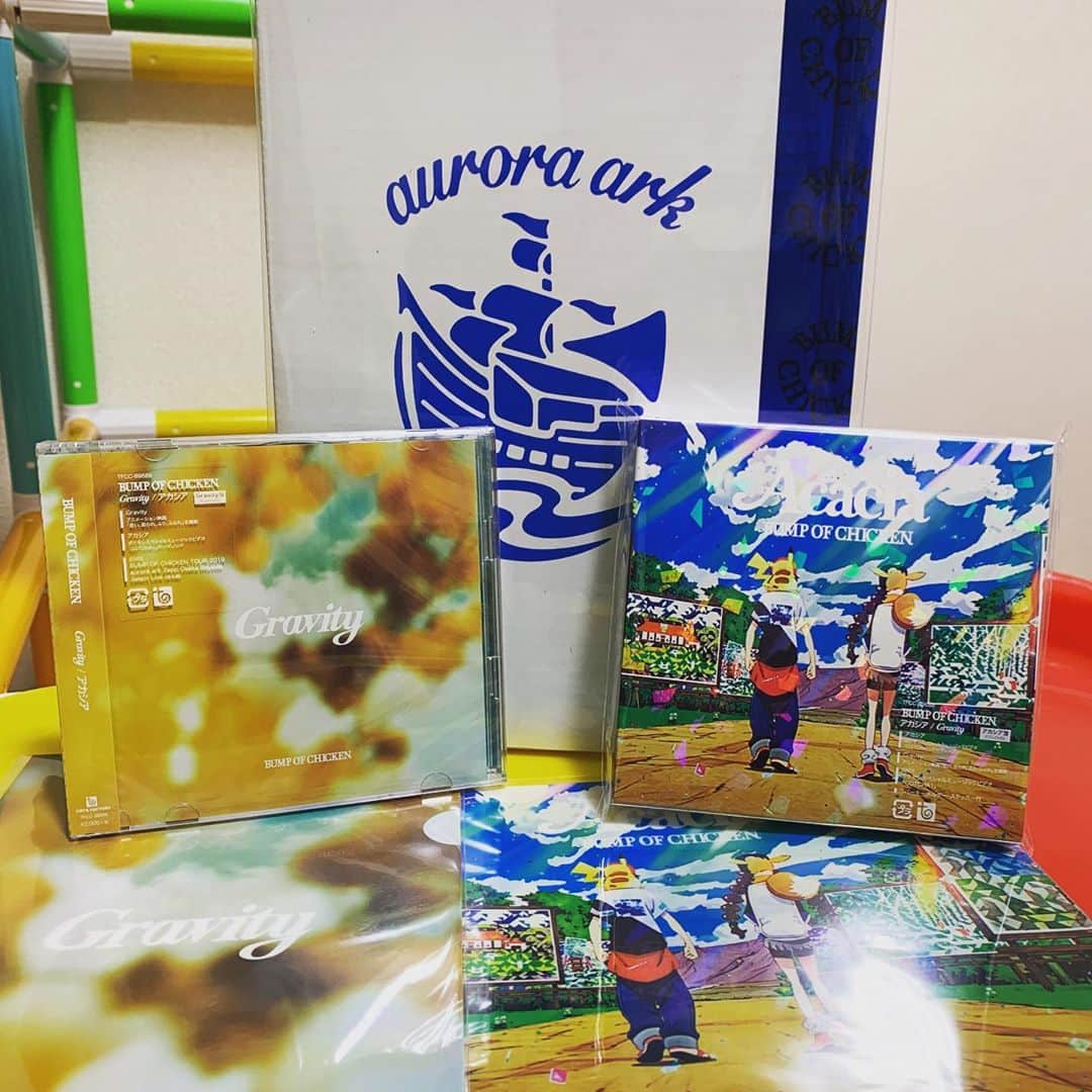 のインスタグラム：「フライングゲットー！！！！ BUMPのライブDVDとシングルCDが2日早く届きました🥰 嬉しいー！！ シングルの特典DVDにもライブ映像が入ってるから、しばらくは毎晩鑑賞会です😂 #auroraark  #bumpofchicken  #アカシア #gravity  #gotcha  #フライングゲット」