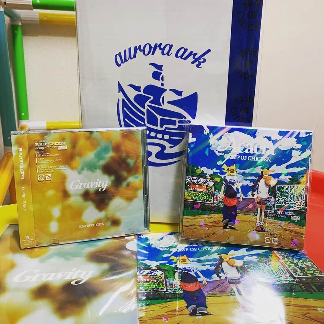 澤田亜紀のインスタグラム：「フライングゲットー！！！！ BUMPのライブDVDとシングルCDが2日早く届きました🥰 嬉しいー！！ シングルの特典DVDにもライブ映像が入ってるから、しばらくは毎晩鑑賞会です😂 #auroraark  #bumpofchicken  #アカシア #gravity  #gotcha  #フライングゲット」