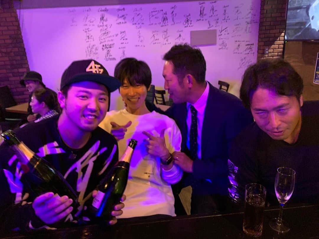 渡邊雄貴さんのインスタグラム写真 - (渡邊雄貴Instagram)「✨1周年の思い出✨ ただみんな俺の不幸を大笑いしてた😒 けど嬉しかった これからどんどんアップしていく予定👍文章は適当 #BAR #fortyfour #barfortyfour #44 #関内#横浜 #歳上ばっかり #歳下が1番生意気」11月2日 23時23分 - nabeyu44