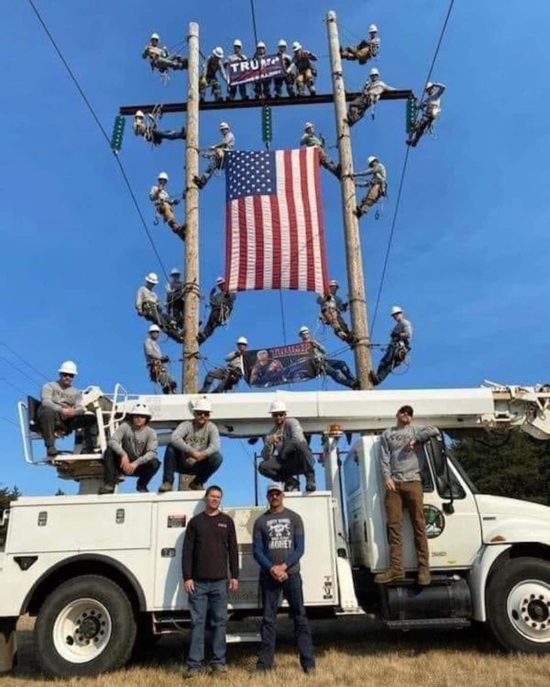 のインスタグラム：「This is amazing! 💙🤍❤️  Linemen for @realDonaldTrump!」
