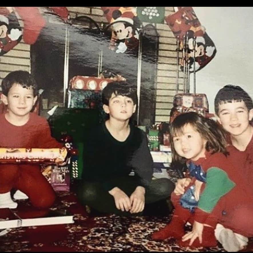 maya kibbel キベルまやのインスタグラム：「This year has been a lot on everyone around the world, but I’m so proud of my brothers for staying positive and sending a hopeful message in a beautiful song titled “I Need You Christmas.”   With the holidays nearing, this is just the song we need to feel some comfort in a crazy time.   I spent nearly every holiday with the Jonas’ growing up, but Christmas with them was so special. Those Christmas’ made for some of my favorite memories. Thank you for keeping the holiday spirit alive. @nickjonas @joejonas @kevinjonas @franklinjonas  @mamadjonas & @papakjonas love & miss you all so much ♥️」