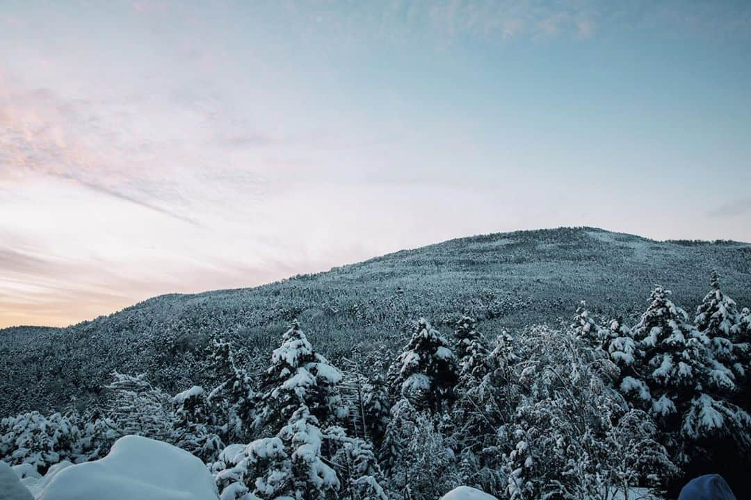 Naomi Unoのインスタグラム：「紅葉登山かと思いきや、まさかの雪山登山デビューした話を書きたくてうずうずしてる😯﻿ ﻿ ﻿ #高見石展望台 #高見石小屋 #八ヶ岳 #雪景色 #白駒池#山 #山の記録 #山登 #登山 #登山初心者 #hyakkeime #yamahack #登山記me」