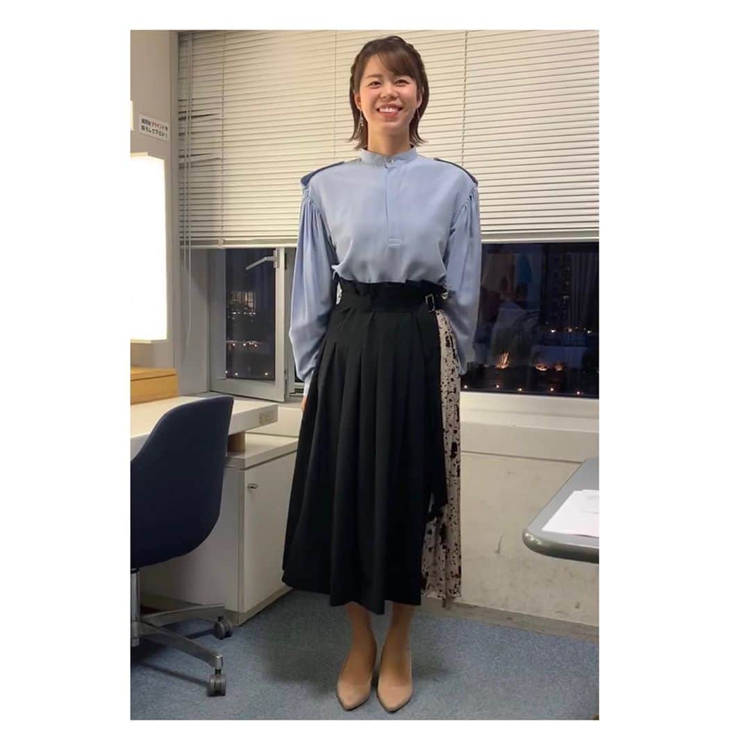 星奈津美のインスタグラム：「あす3日(火)、夜10:00〜テレビ東京「ガイアの夜明け」に水着の解説でちょびっと出演させて頂いています🩱✨ 是非ご覧ください🌈🌈 . トップス&スカート @kohslickcurro  ピアス @marearich_official  . #ガイアの夜明け #ミズノ #mizuno」