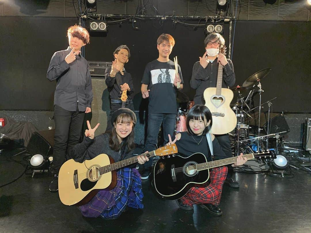 虹香のインスタグラム：「︎︎︎︎︎☺︎﻿ 2020.11.1﻿ Acoustic Live ｢Let's Sing!｣ LEVEL2﻿ ありがとうございました！！！﻿ ﻿ 大好きな音楽と向き合った時間﻿ 大好きな歌を歌った時間﻿ 新しくギターに挑戦した時間﻿ とてもとても幸せでした﻿ ﻿ ゆりちゃん﻿ バンドメンバーのみなさん﻿ スタッフさん﻿ ﻿ そして﻿ 会いに来てくださった方﻿ 配信を見てくださった方﻿ ﻿ 温かく幸せな空間を一緒に作ってくれて﻿ 本当にありがとうございました❤感謝！﻿ ﻿ ブログ書いたのでぜひ読んでね✌︎﻿ ﻿ Let's Sing!  #アコースティックライブ #にじゆり」