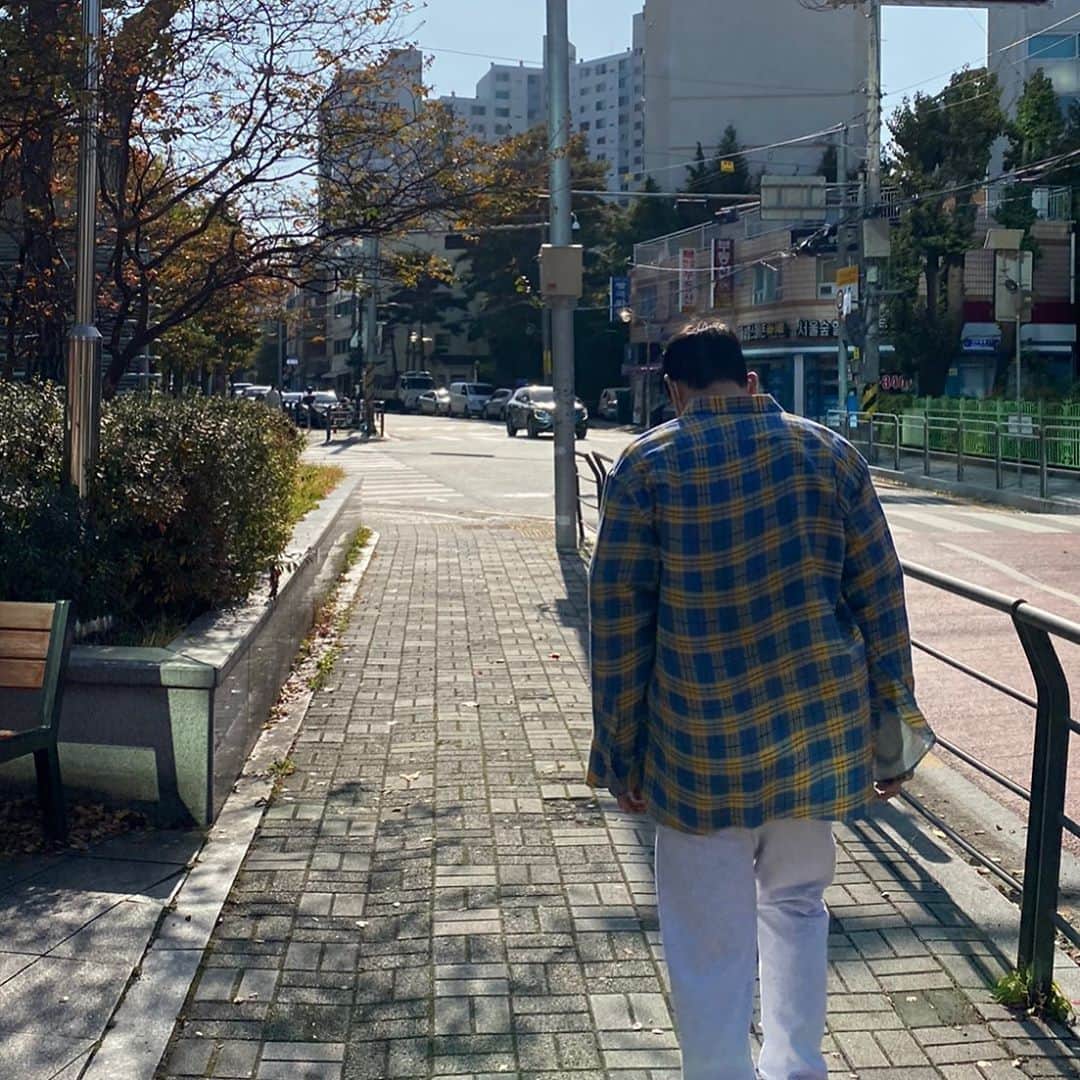 イナチ のインスタグラム：「. 잠못드는밤 비는내리고 ☔️」