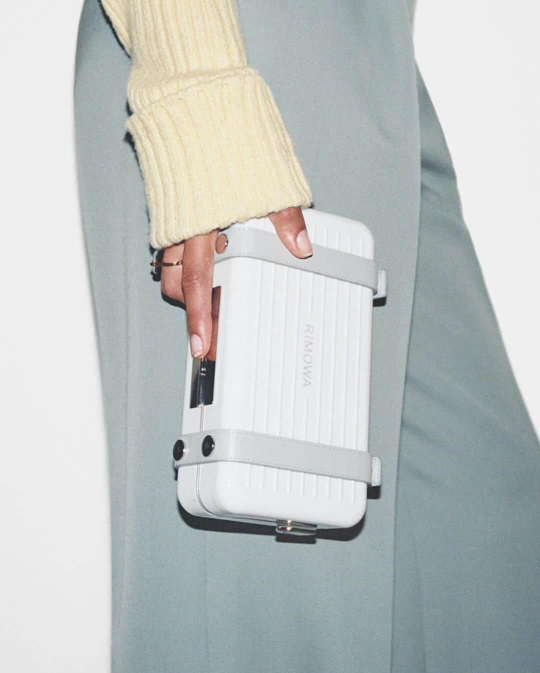 HYPEBEASTさんのインスタグラム写真 - (HYPEBEASTInstagram)「@hypebeaststyle: @rimowa has transformed its signature ridged suitcase into chic crossbody bags. The German-made bags are crafted from polycarbonate rather than ridged aluminum to make for a lighter weight wearable. Embossed with RIMOWA branding, the minute bag features a lengthy adjustable strap that can be removed to modify it into a clutch. Two leather bands secure the case and ensure it doesn’t pop open in transit while leather lining cradles its contents. This debut collection will see the Personal offered in shades of white and black, plus seasonal shades of Desert Rose and Cactus starting December 3.⁠⠀ Photo: RIMOWA」11月2日 23時43分 - hypebeast