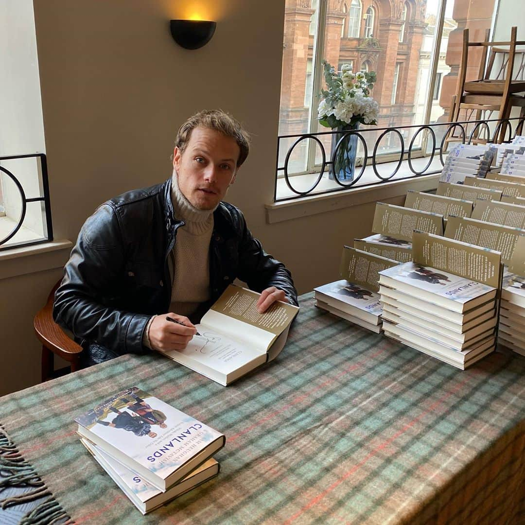 サム・ヒューアンさんのインスタグラム写真 - (サム・ヒューアンInstagram)「Popped into my local @waterstones to sign some copies of Clanlands, released tomorrow!!  So excited/proud to see so many copies of our lovely wee book! Hardback and audible versions available worldwide www.Clanlandsbook.com (Link in stories)」11月2日 23時46分 - samheughan