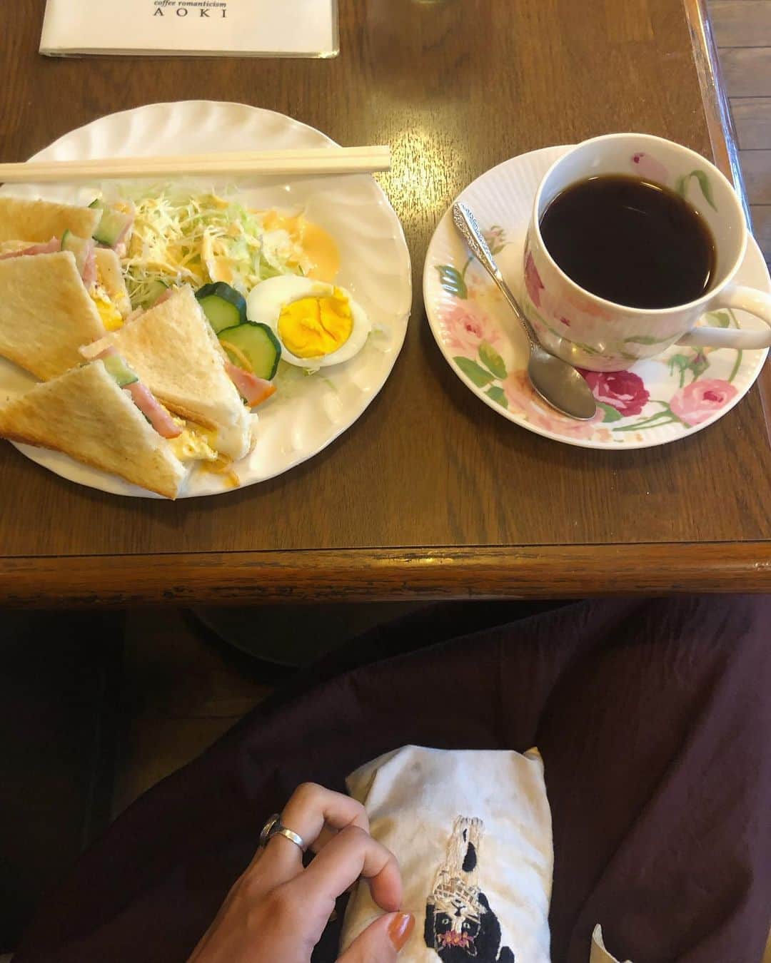 芽朗さんのインスタグラム写真 - (芽朗Instagram)「ミニサンド、ゆで卵、ミニサラダ 、ブレンド☕️. この内容全部で驚き320円👨‍🍳.  嗚呼、だから眠くても大阪の純喫茶のモーニングはやめられない。 年中片付けられない扇風機🎐も含めて愛おしい。  #喫茶店#喫茶店モーニング」11月2日 23時56分 - mellowfukushima