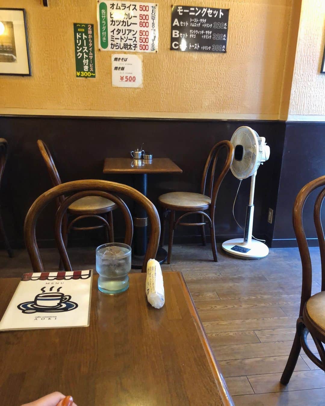 芽朗さんのインスタグラム写真 - (芽朗Instagram)「ミニサンド、ゆで卵、ミニサラダ 、ブレンド☕️. この内容全部で驚き320円👨‍🍳.  嗚呼、だから眠くても大阪の純喫茶のモーニングはやめられない。 年中片付けられない扇風機🎐も含めて愛おしい。  #喫茶店#喫茶店モーニング」11月2日 23時56分 - mellowfukushima