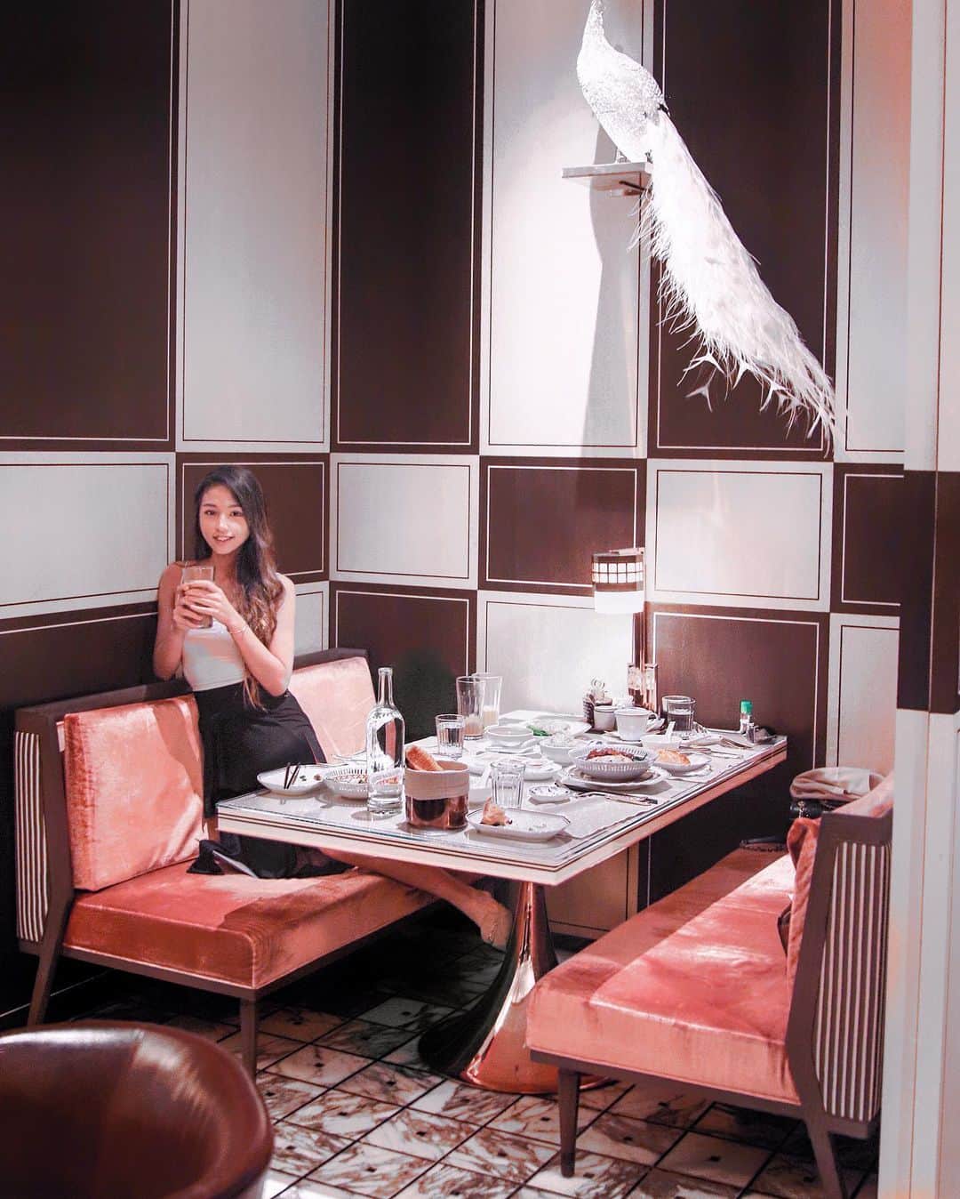 Moanna S.さんのインスタグラム写真 - (Moanna S.Instagram)「Iced Hong Kong-style milk tea & typhoon shelter crab kind of night. @rosewoodhongkong #rosewoodhongkong #RWjourneys」11月2日 23時48分 - moannaxdessire