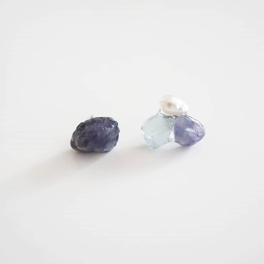 のインスタグラム：「gem pierce · フローライト×アイオライト×淡水パールのピアス · こちらWEB SHOPには載せないので、気になる方はDM下さいね · #joueri#アクセサリー#ピアス#天然石#淡水パール#レジンアクセサリー#天然石ピアス#イヤリング#カジュアルコーデ #ハンドメイドアクセサリー#fashion#ootd#outfit#code#coordinate#style#ファッション#コーディネート#コーデ#プチプラ#プチプラコーデ#シンプルコーデ#mamagirl#locari#partegram#カジュアル#お洒落さんと繋がりたい」