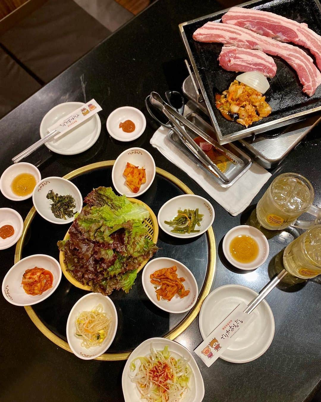 黒田麻理耶さんのインスタグラム写真 - (黒田麻理耶Instagram)「. Korean Night!!🇰🇷🐷🥬☕️ . こえみちゃん(@_coemi)と新大久保デート👩‍❤️‍👩 まずは韓国コスメ店に行って、 欲しかったニキビパッチを購入しまして🙋‍♀️ . ディナーは予約していた 「でりかおんどる 新大久保2号店」へ✨ ここはメニューが豊富👏 そして大人気で満席❣️(並んで待つ人がいたほど) . #蜂の巣生サムギョプサル 2人前 #スンドゥブチゲ をオーダーしました💁‍♀️💕 . 蜂の巣生サムギョプサル、柔らかくて美味しい🐷❤️ 大人気で忙しいからかな？ 店員さんはとっても塩対応です👈🙂 . そして食後のコーヒーを飲みに 「NAMCHINI 82 Cafe(@namchini82cafe)」へ🙋‍♀️ ドリンクに好きな写真をプリントしてくれる ということで…ついついやってしまったわ🤢💓 . 👩🏽まりや→ミルクティー 👦🏻ENHYPENのソンフン(@sunghoon_enhype) （ジョンウォンと迷った〜💦👈心の声🤭） 👩こえみ→ほうじ茶ミルクティー 👦🏻キム・スヒョン(@soohyun_k216) . ホットかと思いきやアイスだった😂 でも生クリームたっぷり🤍甘くて美味しい💓 そしてプリントラテ、楽し過ぎた🤣🤣❤️ . #でりかおんどる2号店  #でりかおんどる  #新大久保 #新大久保ディナー  #韓国料理  #サムギョプサル #NAMCHINI82cafe  #ナムチニハニーカフェ #プリラテ  #韓流カフェ  #新大久保カフェ #ENHYPEN  #エンハイフン  #ソンフン  #ILAND #キムスヒョン  #サイコだけど大丈夫」11月2日 23時54分 - mariya_kuroda