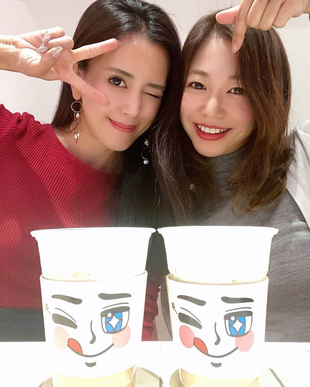 黒田麻理耶さんのインスタグラム写真 - (黒田麻理耶Instagram)「. Korean Night!!🇰🇷🐷🥬☕️ . こえみちゃん(@_coemi)と新大久保デート👩‍❤️‍👩 まずは韓国コスメ店に行って、 欲しかったニキビパッチを購入しまして🙋‍♀️ . ディナーは予約していた 「でりかおんどる 新大久保2号店」へ✨ ここはメニューが豊富👏 そして大人気で満席❣️(並んで待つ人がいたほど) . #蜂の巣生サムギョプサル 2人前 #スンドゥブチゲ をオーダーしました💁‍♀️💕 . 蜂の巣生サムギョプサル、柔らかくて美味しい🐷❤️ 大人気で忙しいからかな？ 店員さんはとっても塩対応です👈🙂 . そして食後のコーヒーを飲みに 「NAMCHINI 82 Cafe(@namchini82cafe)」へ🙋‍♀️ ドリンクに好きな写真をプリントしてくれる ということで…ついついやってしまったわ🤢💓 . 👩🏽まりや→ミルクティー 👦🏻ENHYPENのソンフン(@sunghoon_enhype) （ジョンウォンと迷った〜💦👈心の声🤭） 👩こえみ→ほうじ茶ミルクティー 👦🏻キム・スヒョン(@soohyun_k216) . ホットかと思いきやアイスだった😂 でも生クリームたっぷり🤍甘くて美味しい💓 そしてプリントラテ、楽し過ぎた🤣🤣❤️ . #でりかおんどる2号店  #でりかおんどる  #新大久保 #新大久保ディナー  #韓国料理  #サムギョプサル #NAMCHINI82cafe  #ナムチニハニーカフェ #プリラテ  #韓流カフェ  #新大久保カフェ #ENHYPEN  #エンハイフン  #ソンフン  #ILAND #キムスヒョン  #サイコだけど大丈夫」11月2日 23時54分 - mariya_kuroda