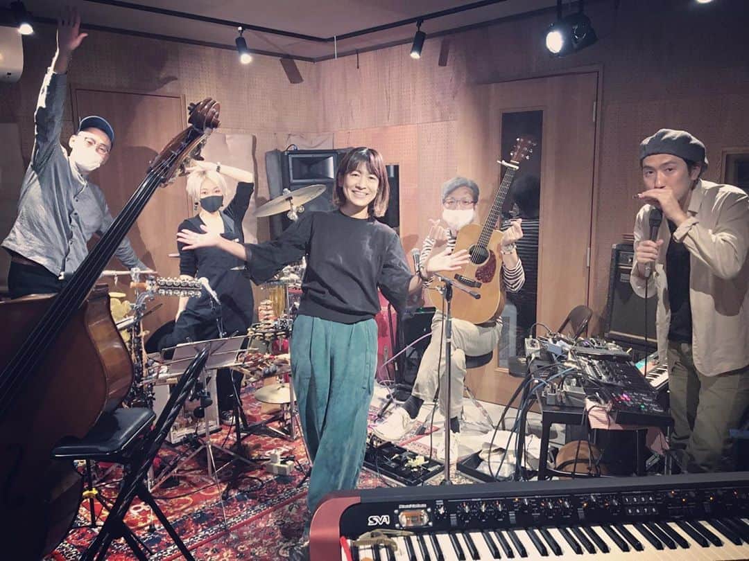 のインスタグラム：「そして11/3夜は初めましてのよしひろあさこさんのアルバムリリース記念配信ライブ。こちらのメンバーでお届けします。  ギターの花輪直弥さんはかつて私がミュージシャン駆け出しの頃に車をタダで譲ってくれた方。あの車で色んな現場に行けたからこそ今の私があります。感謝。ガリバー鈴木くんに夏樹くん。みなさんとても素晴らしい演奏家です。  あさこさんのニューアルバムの曲たちもとても好みです。歌声もホント素晴らしくて癒されます😍  配信チケットはこちらから。ぜひ！ https://asakoyoshihiro20201103.peatix.com/  #コロナ禍になってから #逆に #出会いが多い #という #不思議」
