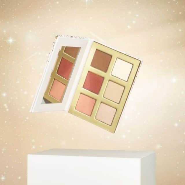 ジェーン・アイルデールのインスタグラム：「2020 Holiday Collection﻿ ﻿ チーク、シェーディング、ハイライト、フィニッシングパウダーが1つになったクリスマス限定パレット。﻿ これだけで、ホリデーシーズンらしい華やかなポイントメイクが全て完成します。また、いつものメイクに加えることで、華やかさをプラスします。」