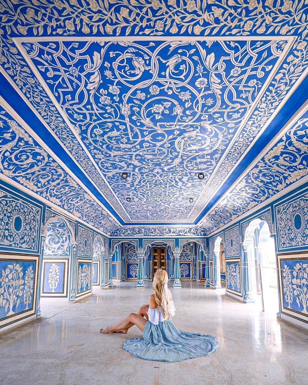 BEAUTIFUL DESTINATIONSさんのインスタグラム写真 - (BEAUTIFUL DESTINATIONSInstagram)「The most royal blues! 💙 This stunning room is called Chhavi Niwas (known as the Blue Room), a private room at the Jaipur City Palace. Located on the 5th floor, it boasts sweeping views of the palace.   Did you know that you can stay at the City Palace? You can live like royalty for roughly $7,723 a night. Proceeds go to the Princess Diya Kumari Foundation supporting local women and artisans.  Would you book a stay in this royal palace? ✨   📸 @puneetyadav 💃🏼 @bambi.thalia 📍 City Palace, Jaipur, India」11月3日 0時01分 - beautifuldestinations