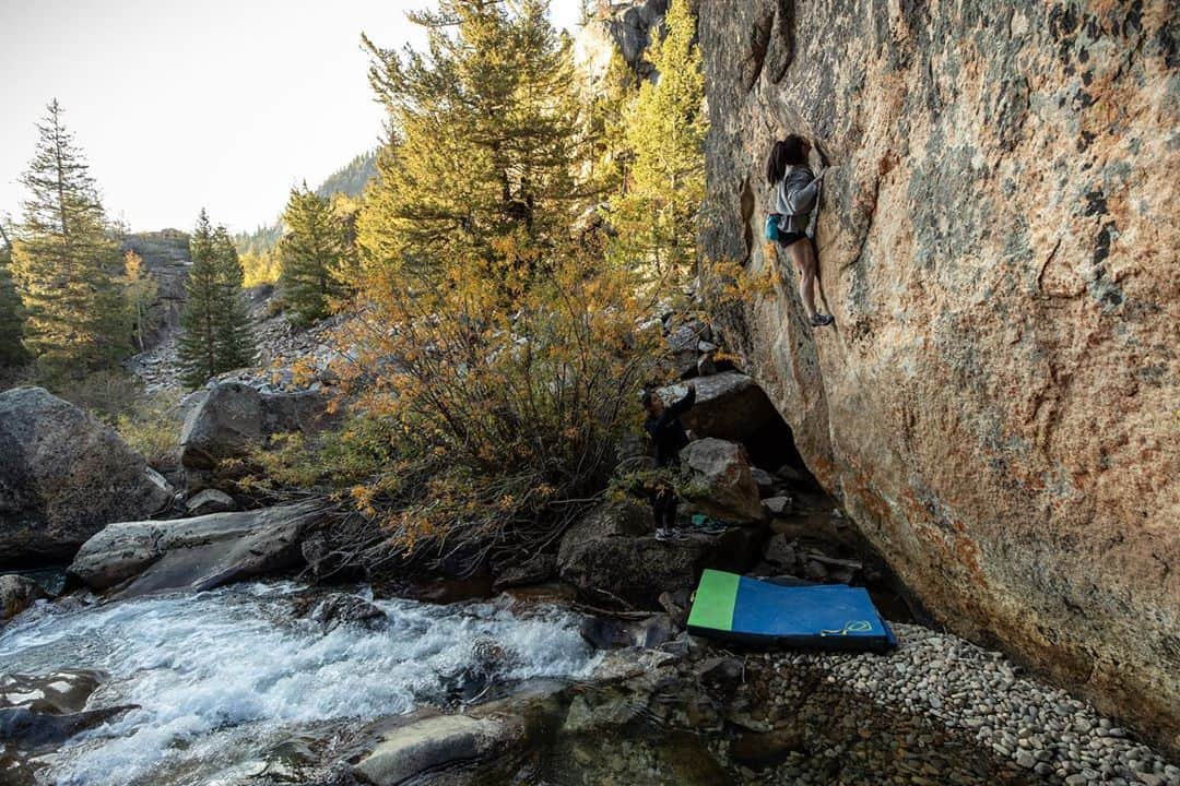 ポール・ロビンソンのインスタグラム：「Here is a fun shot that I got of the very talented @juliet_amanda at the end of the day as the sun was setting behind the mountains with the stream flowing in the background. It was really fun to talk to Juliet about personal training. Make sure to check out her training program  via her Instagram if you are interest in having an amazing coach! #bouldering」