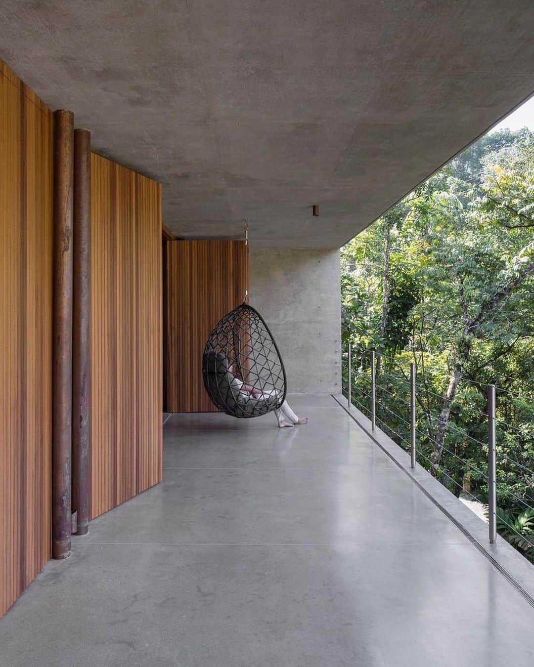MT DOMAINEさんのインスタグラム写真 - (MT DOMAINEInstagram)「A modern-day treehouse. 📸: @carolina.lacaz  design @arquiteturaguimattos」11月3日 0時02分 - mydomaine