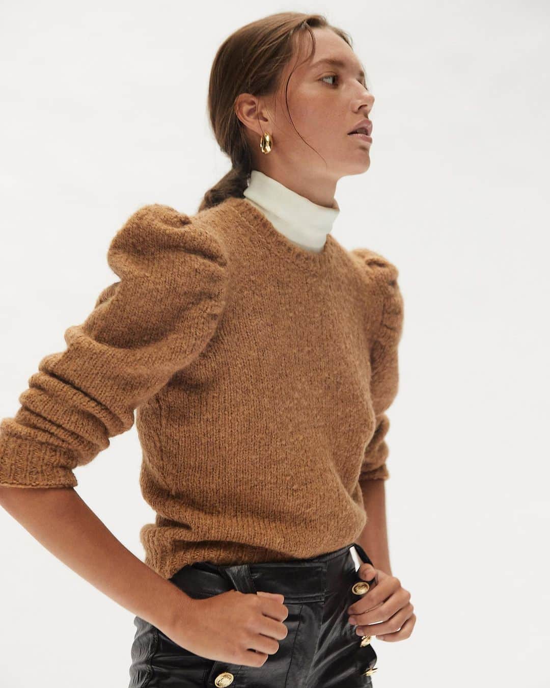 デレクラムのインスタグラム：「Sweater season is here to stay. Cozy up in our top-selling Locken Puff Sleeve Sweater.」