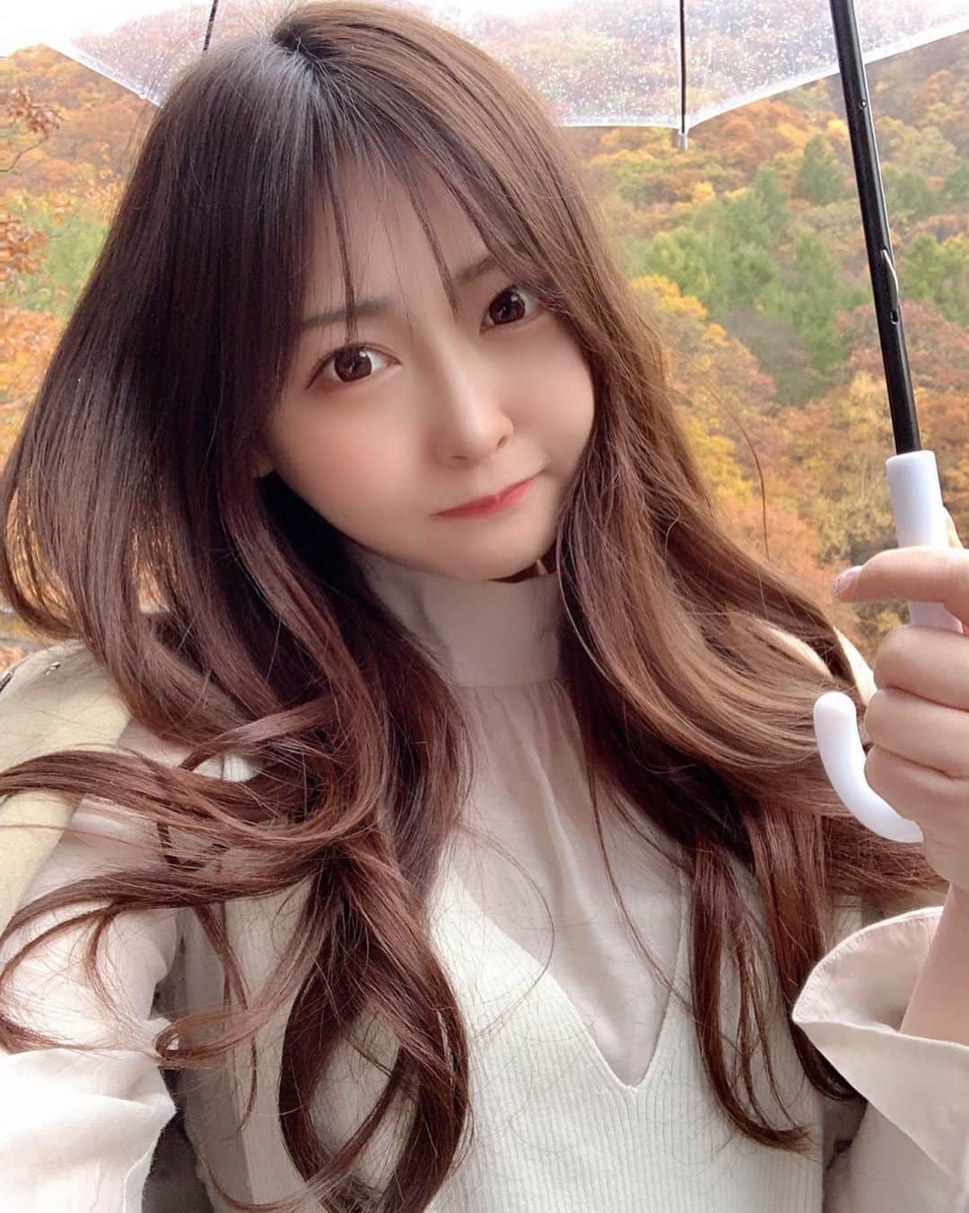のインスタグラム：「紅葉ももう終わりかな🍁  . 今日はエステしてライザップして ハイフしにクリニックいって🏥 美容の日でした🐼♥️ . 韓国美容旅早くしたいなぁ🥳💕 . 肌治療契約してるんだけども 有効期限大丈夫なのかしら。と怯えているよ . コロナで渡韓計画だだ崩れだから🙀 行けるようになったらすぐいこーっと もう一人で行くのも余裕なのです☺️💕 .」