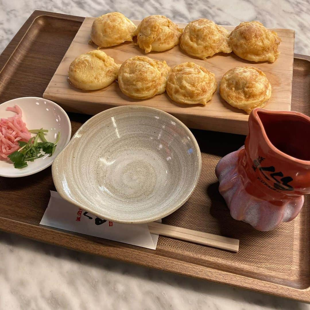 Karinのインスタグラム：「くくる KUKURU 大阪来たら大好物のたこ焼き食べたい！と思って、でも明石焼にしましたw こんなに卵の味が濃い明石焼は初めてで、お昼食べた後だったから1人で8個も食べれるか心配だったけど、あっさりしてたからペロリと平らげました♡ 東京でも食べられるみたいです😂  ハードスケジュールとコロナの影響で会いたい皆んなに会えなかったのは残念だけど、満喫してきましたー！Thank you ♡  #karinsgourmet #akashiyaki #takoyaki #kukuru #osaka #明石焼 #たこ焼き」