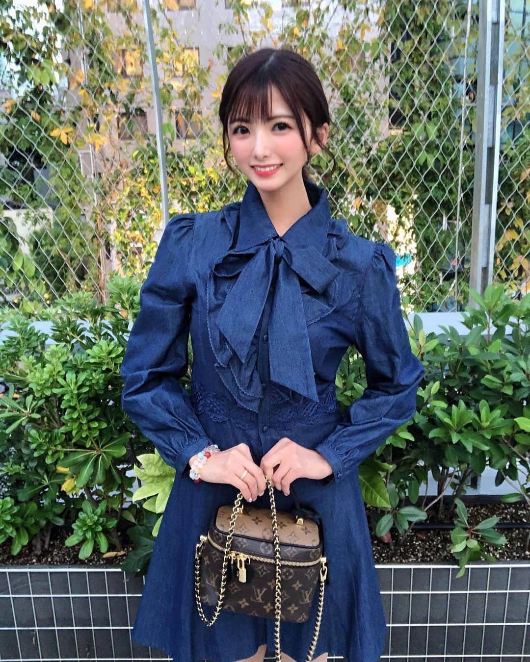 岡田栞奈のインスタグラム：「お洒落が楽しい季節😚🍁 #外がもうイルミネーション #次はクリスマスだね🎄」