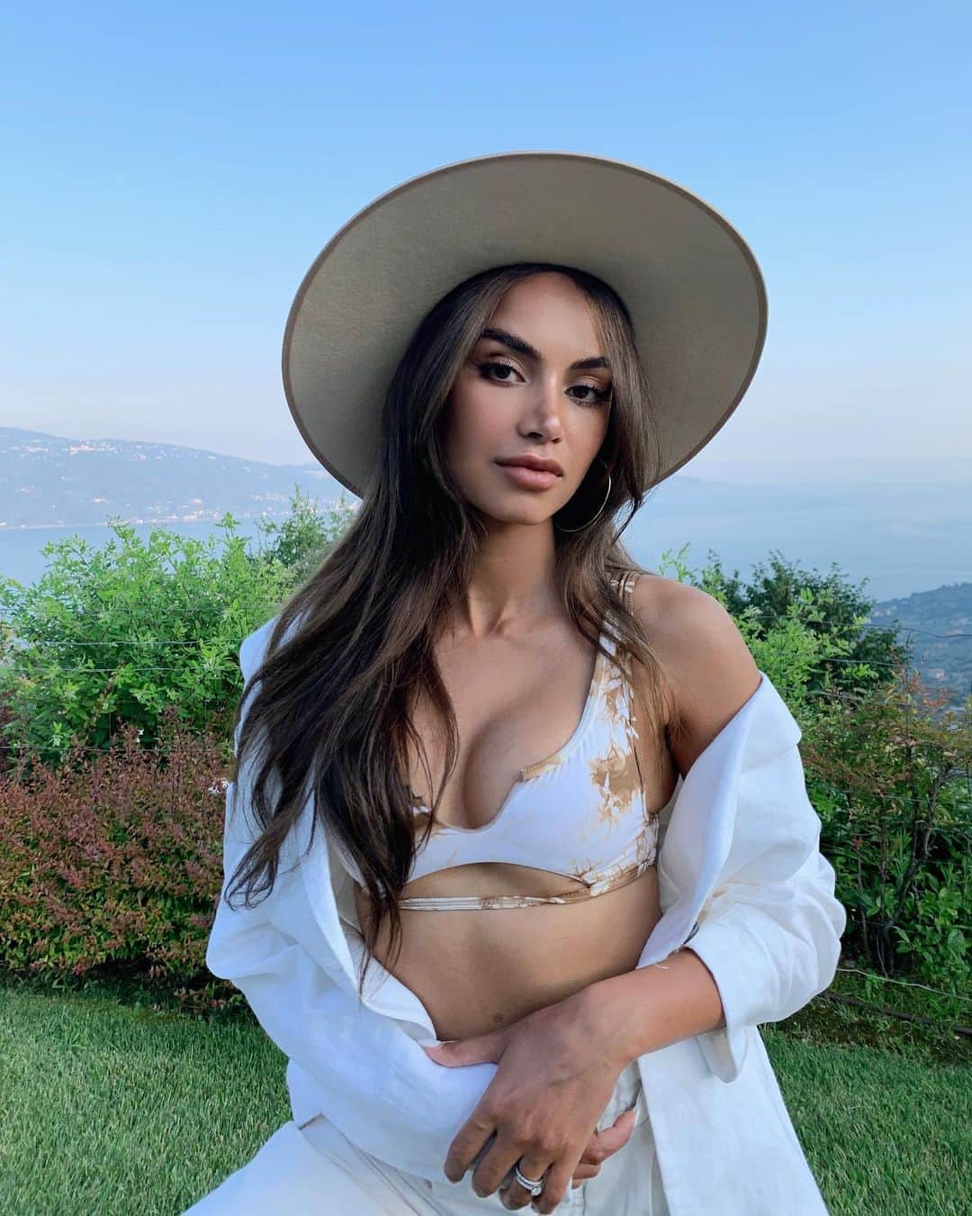 Diipa Büller-Khoslaのインスタグラム：「As I sit by the fireplace with a storm brewing, thinking back to warmer summer days. 🥰 Are you Summer or Winter baby?」