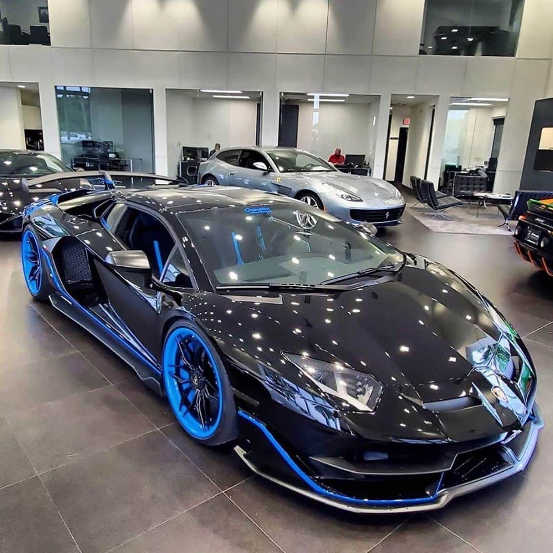 CarsWithoutLimitsさんのインスタグラム写真 - (CarsWithoutLimitsInstagram)「⚫️🔵 / Aventador SZN   20/21” Velos VXS06 3 pc Forged #veloswheels Photo @fastliferally / @carswatchesnmore  cc @exoticsonlasolas」11月3日 0時16分 - carswithoutlimits
