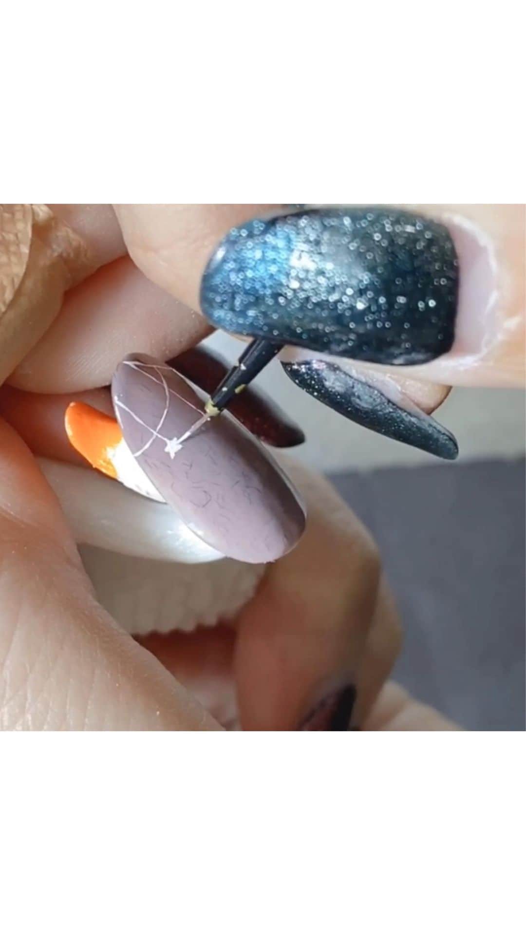 なかやまちえこのインスタグラム：「ドームの蓋の付け方と、ラインアート。⠀ ⠀ #nail #nails #nailart #ネイル #美甲 #ネイルアート  #japanesenailart #manucure #japanesenails #manicurist #gelnails #أظافر #네일아트 #미용 #vẽmóng #ngườiđẹp  #เพ้นท์เล็บ #искусствоногтя #artedeuñas #เพ้นท์เล็บเจล #ジェルネイルデザイン #ネイルデザイン #senikuku #nagelkunst #クリスマスネイル #xmasnails  #christmasnails @pregelofficial @kimagure_cat_whim @prexyofficial @nail_premall @candypocket_official @joyartofficial」